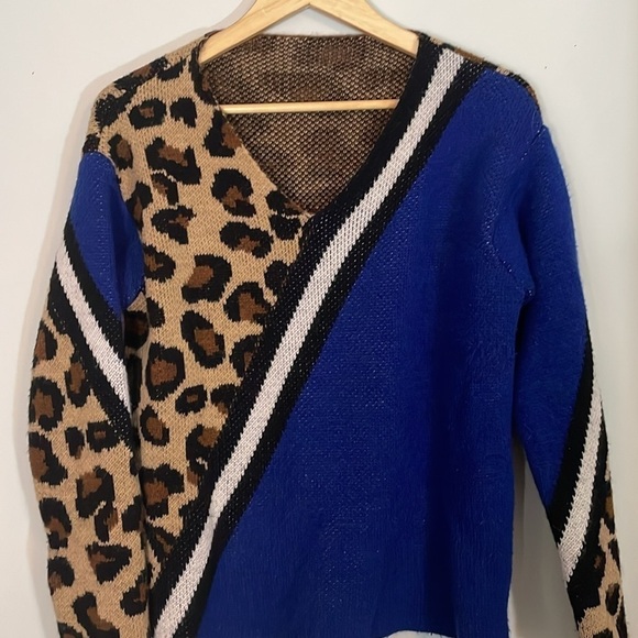 Bold Print Animal design sweater - Picture 3 of 7